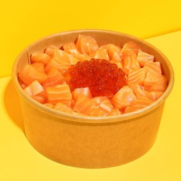 ข้าวหน้าปลาแซลมอนดิบหั่นเต๋า ไข่ปลาแซลมอน