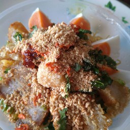 เส้นเล็กต้มยำหมูสับไข่เค็มลูกชิ้น