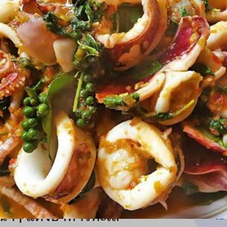 ข้าวผัดฉ่าปลาหมึก