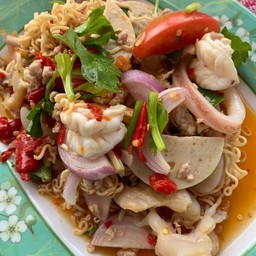 ยำมาม่า+กุ้ง+หมูยอ
