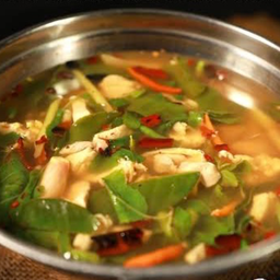 ต้มยำไก่ใบกระเพราหอมพริกคั่ว