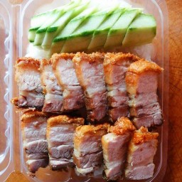 เฟิงฟู่หมูแดงหมูกรอบเกาลูน -