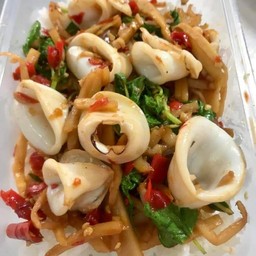 กะเพราหน่อไม้หมึก