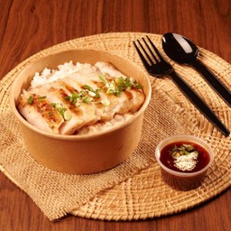 ข้าวหน้าหมูย่างน้ำจิ้มแจ่ว