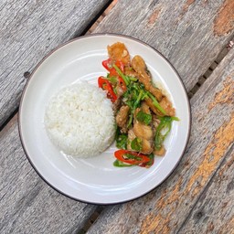 ข้าวราดปลากระพงผัดขึ้นฉ่าย