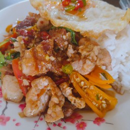 หมูสดผัดน้ำมันหอยราดข้าวไข่ดาวหอมๆต้องลอง