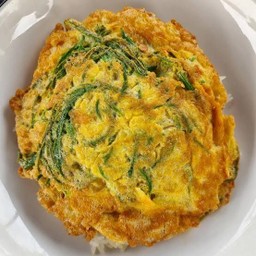 ข้าวไข่เจียวชะอมทอดร้อนๆ