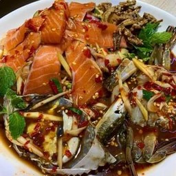 ยำเเซลม่อลปูม้าปลากรอบ