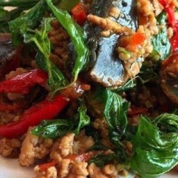 ไข่เยี่ยวม้ากะเพรากรอบ