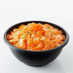 ข้าวหน้าแซลมอนดิบราดซอสสไปซี่