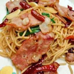 สปาเก็ตตี้เบค่อนผัดพริกแห้ง