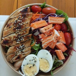 สลัดอกไก่พริกไทดำ+ไข่ต้ม+ปูอัด