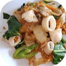 ผัดซีอิ้วปลาหมึกเส้นใหญ่หรือเส้นหมี่หุ้น