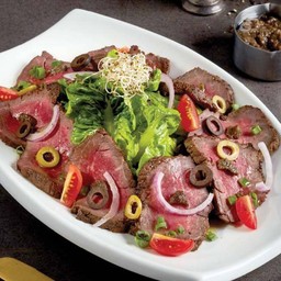 สลัดเนื้อออสเตรเลียย่าง ทรัฟเฟิลเดรสซิ่ง