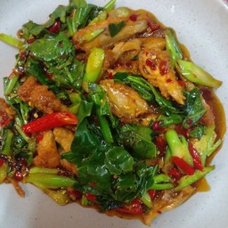 ผัดคะน้าไก่แซ่บ กับข้าว