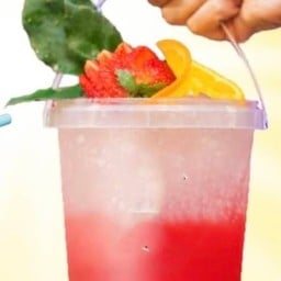 สตอเบอร์รี่ โซดา 32 Oz