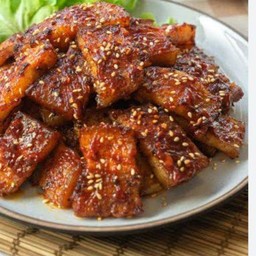 ข้าวหน้าหมูสามชั้นย่างคิทชิน