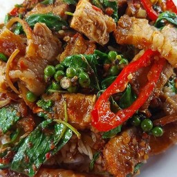 ผัดเผ็ดหมูกรอบ