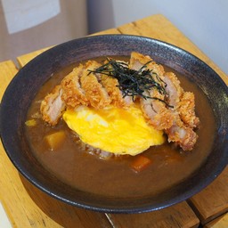 ข้าวแกงกะหรี่ญี่ปุ่นไข่ลาวา ฟรีเครื่องดื่ม