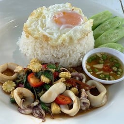 ข้าวกะเพรา-ปลาหมึก