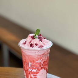 Strawberry yogurt frappe