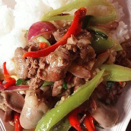 พริกหยวกเครื่องในไก่ราดข้าว