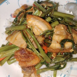 ผัดผักบุ้งหมูกรอบ
