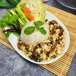 ข้าวลาบเต้าหู้ (ซีอิ๊วขาวสูตรลดโซเดียม)