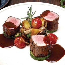 สเต็กเนื้อสันในหมูซอสไวน์แดง