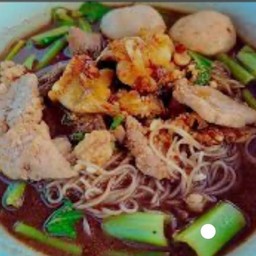 ก๋วยเตี๋ยวหมูเนื้อ by เจ๊ปลาซอย8 แยกพลับพลาชัย ตรงข้ามปั๊มปตท.