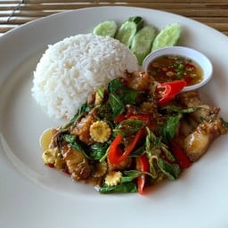 ข้าวกะเพรา-หมูกรอบ