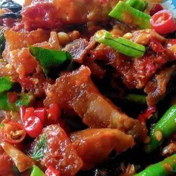 ผัดพริกแกงหมูกรอบ