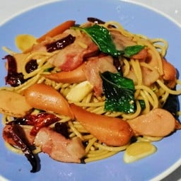 สปาเก็ตตี้ไส้กรอกเบค่อนผัดพริกแห้ง