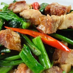 ผัดคะน้าหมูกรอบ