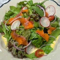 สลัดแซลมอนรมควันกับน้ำสลัดฮันนี่มัสตาร์ด