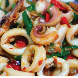 กระเพราปลาหมึกกับข้าว