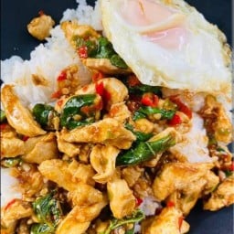 กระเพราแซ่บ by ฮาน่า หมู่บ้านเดอะทรัสต์