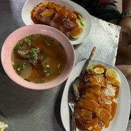 ชายสี่บะหมี่เกี๊ยว บ่อวิน