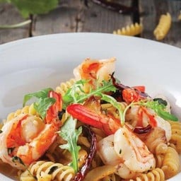 ฟูซิลีกุ้งผัดกระเทียมและพริกแห้ง