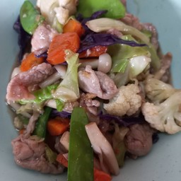 หมูชิ้นผัดผักรวมราดข้าว