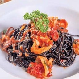 สปาเก็ตตี้หมึกดำผัดซอสอาร์ราเบียต้า