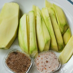 มะม่วงน้ำดอกไม้-พริกเกลือ