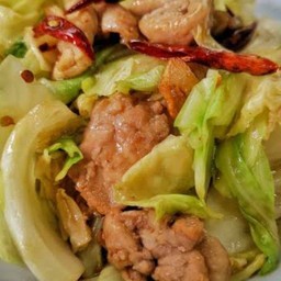 กะหล่ำปลีผัดน้ำปลาหมูชิ้น