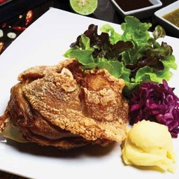 ขาหมูเยอรมันเสิร์ฟพร้อมกะหล่ำปลีดองกับน้ำจิ้มแจ่ว น้ำจิ้มซีฟู้ด