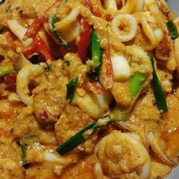 ปลาหมึกผัดไข่เค็ม