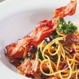 พาสต้าเบคอนผัดกระเทียมและพริกแห้ง