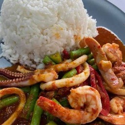 ผัดพริกแกงทะเลราดข้าว
