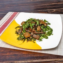 กะเพราเนื้อแแดเดียวโบราณเป็นกับข้าว