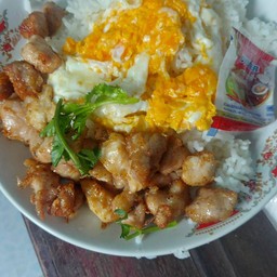 ข้าวหมูทอดกระเทียมไข่ข้น