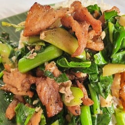 หมูทอดคะน้าราดข้าว